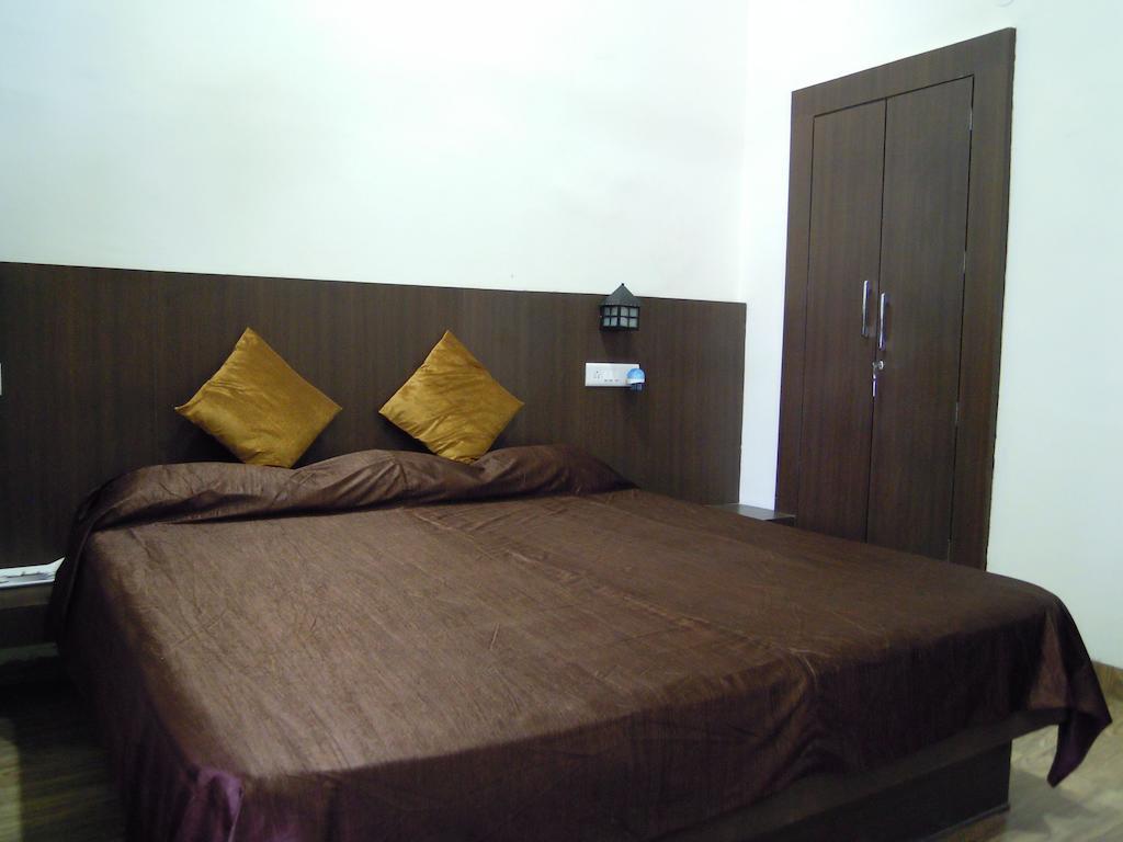 Hotel Grand Barrack Khandwa Zimmer foto